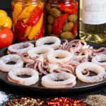 Calamari in padella con pomodorini, olive, capperi e peperoni: ricetta facile e veloce